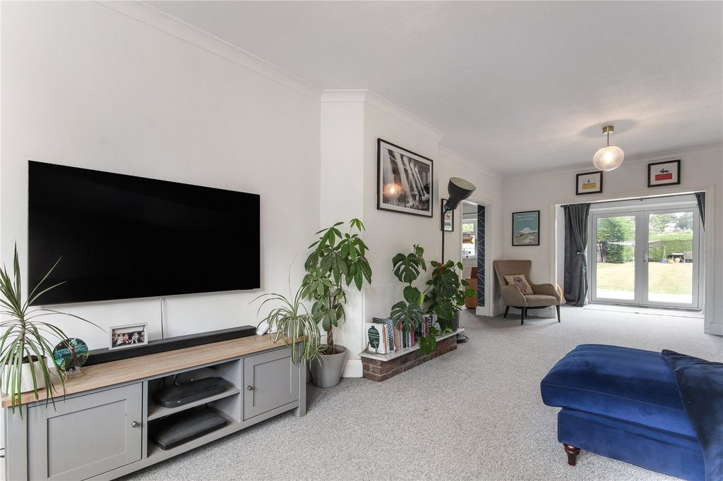 Property photo 2 of 18 Sitting Room