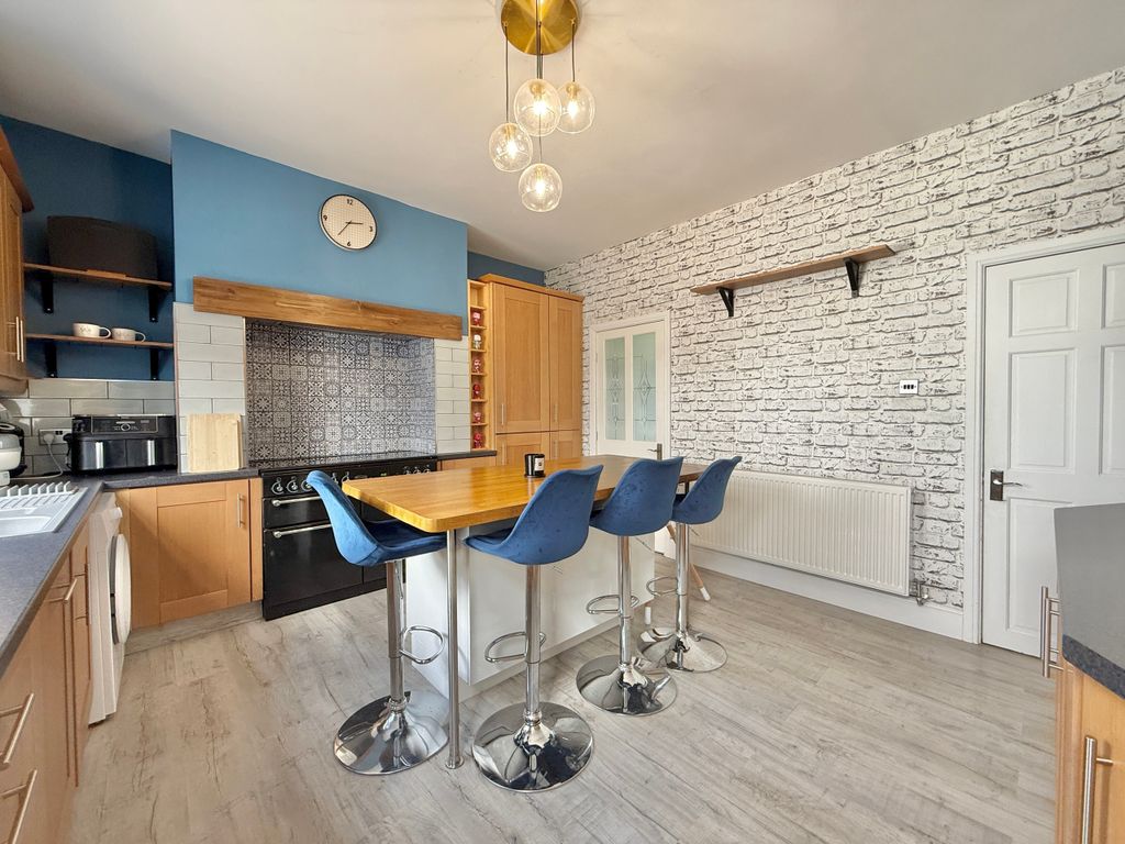 Property photo 2 of 18 Dining Kitchen
