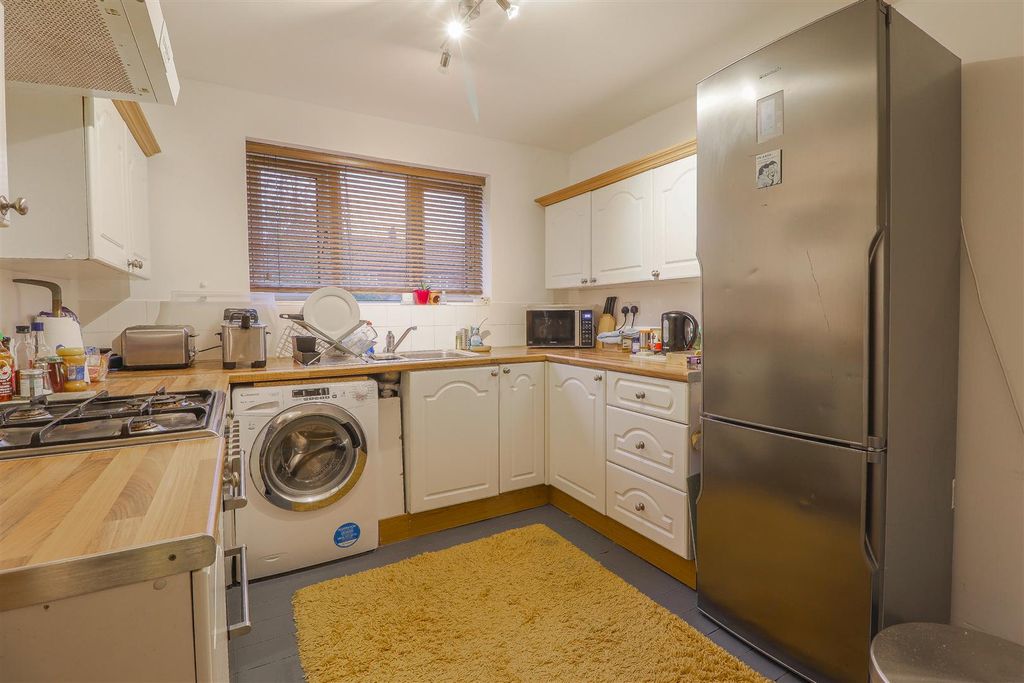 Property photo 3 of 6 Kitchen