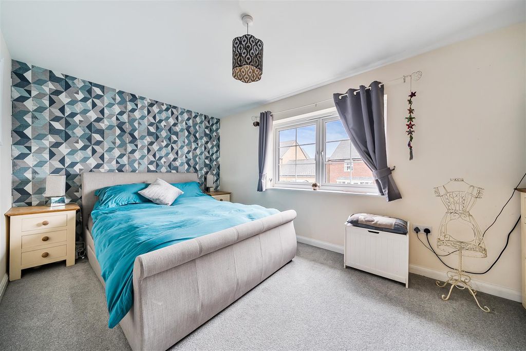 Property photo 2 of 14 1358639-11-68De6B8Ae1724.Jpg