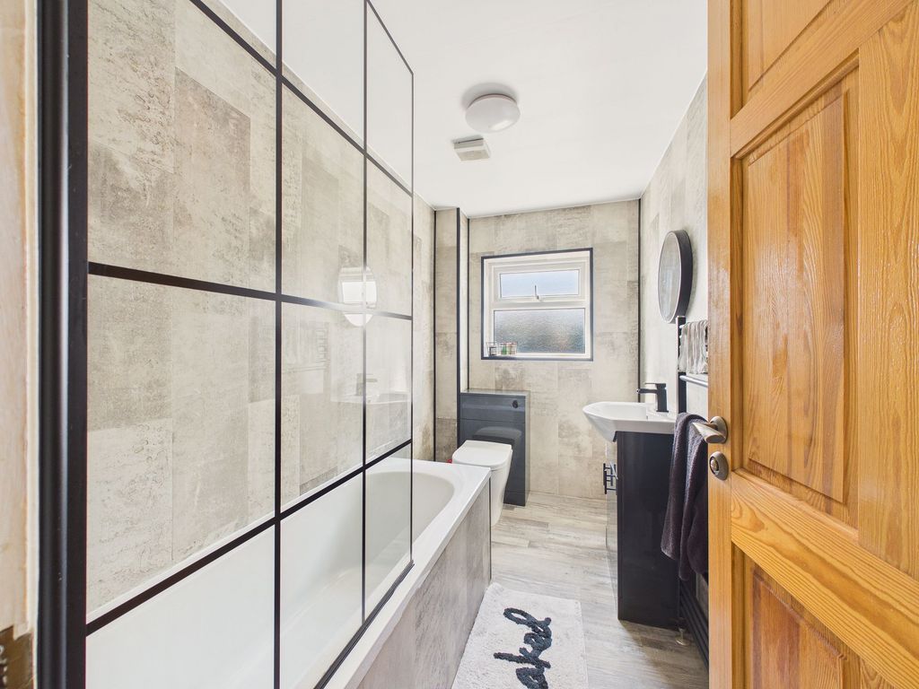 Property photo 3 of 10 Bathroom