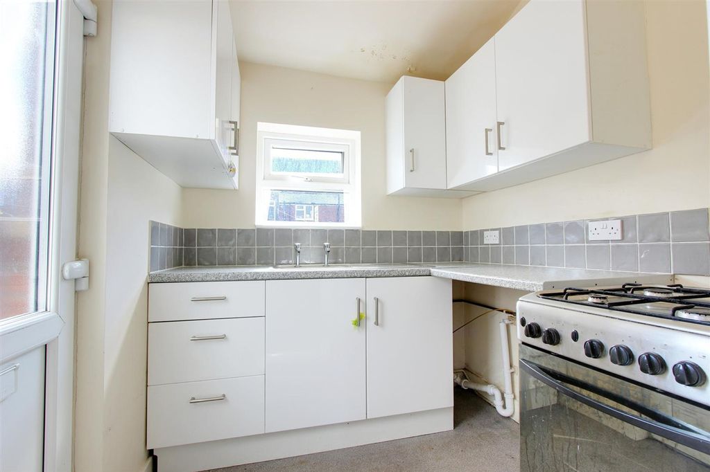 Property photo 3 of 10 Kitchen