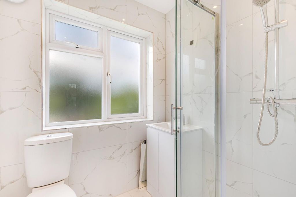 Property photo 3 of 10 Bathroom.Jpg