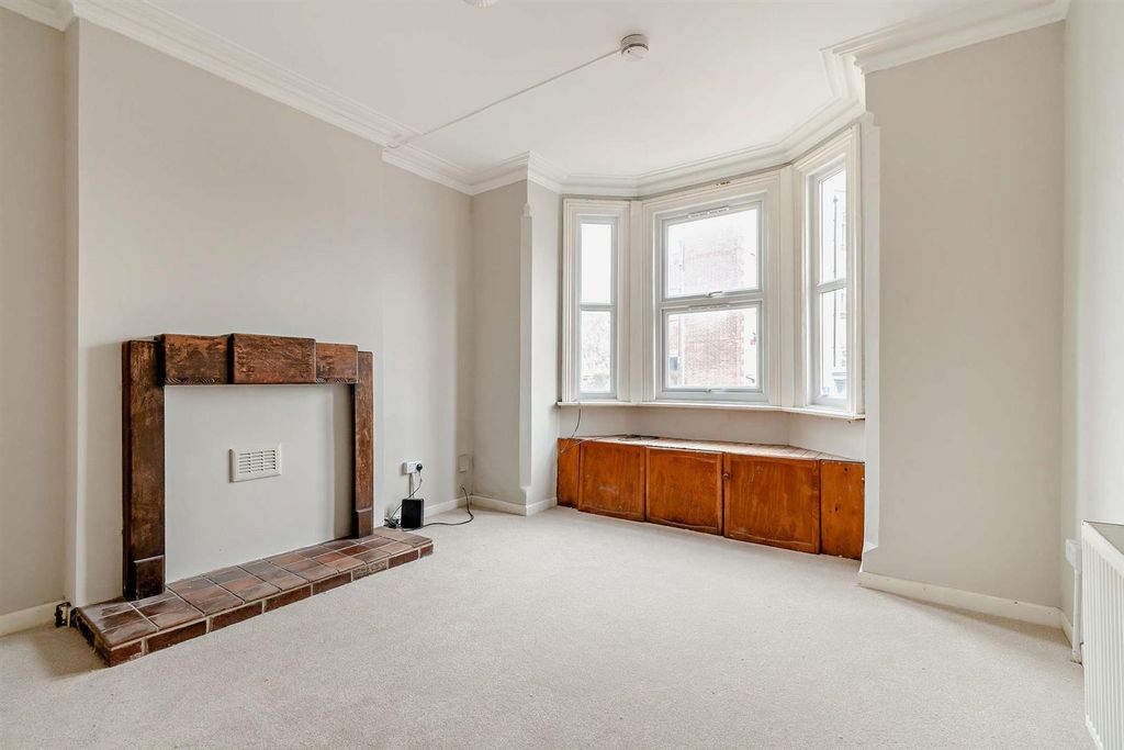 Property photo 2 of 13 8680147-Interior02-800.Jpg