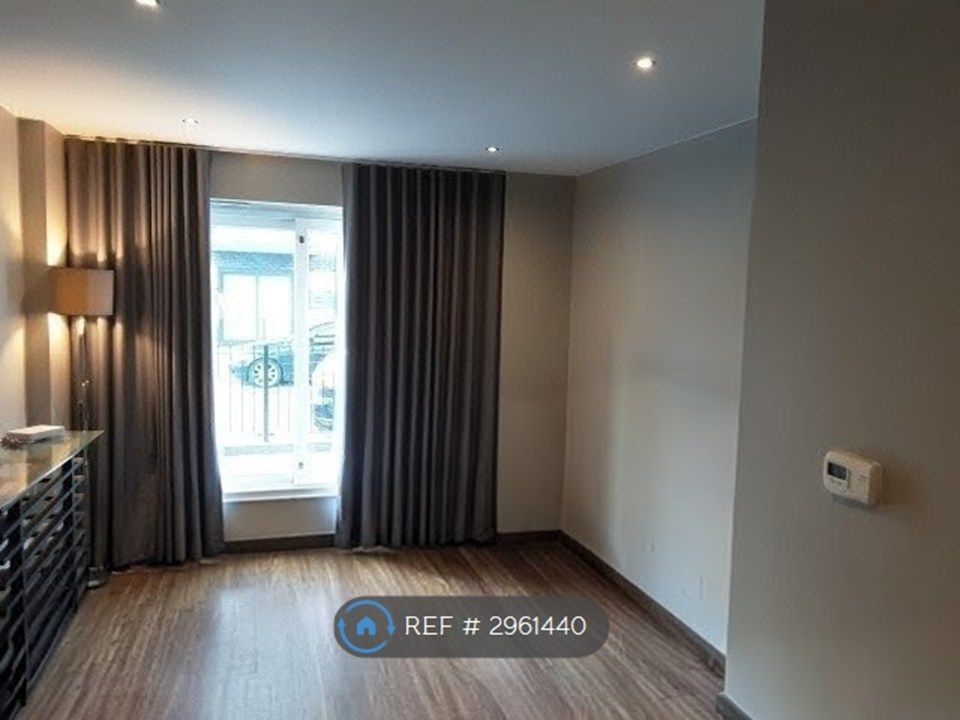 Property photo 3 of 17 Lounge