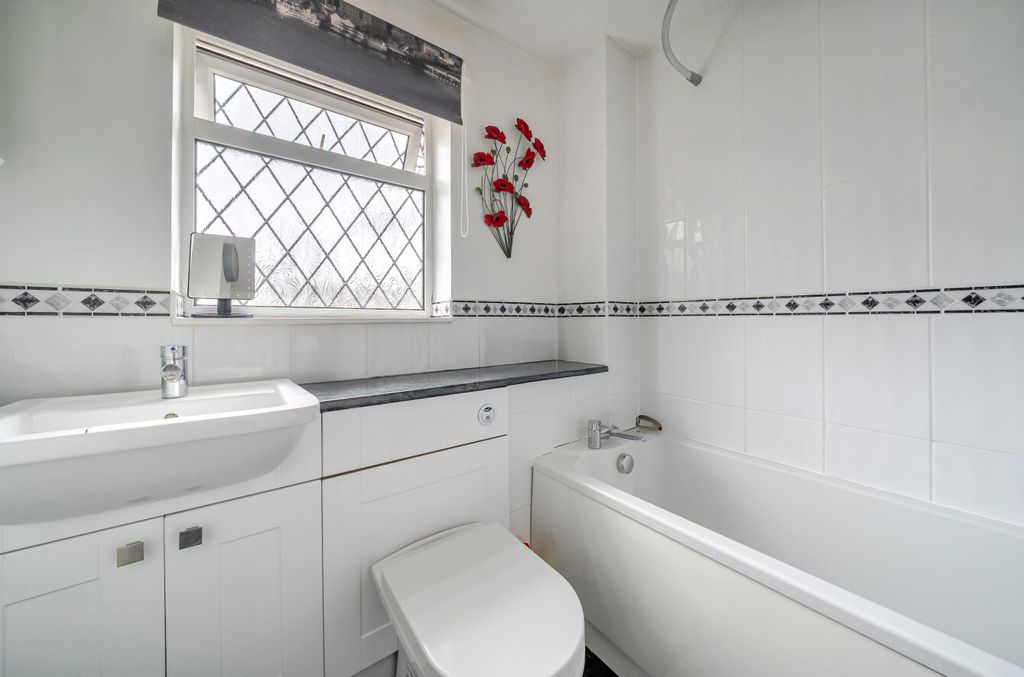 Property photo 3 of 11 1401182-12-697212...