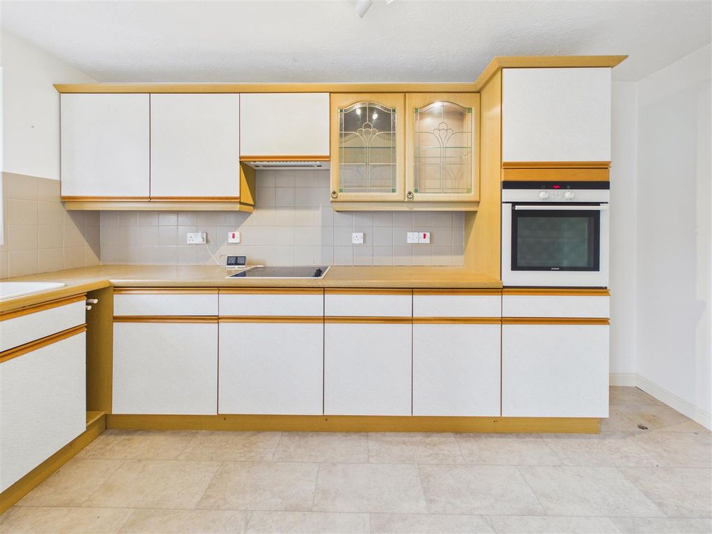 Property photo 3 of 6 Kitchen