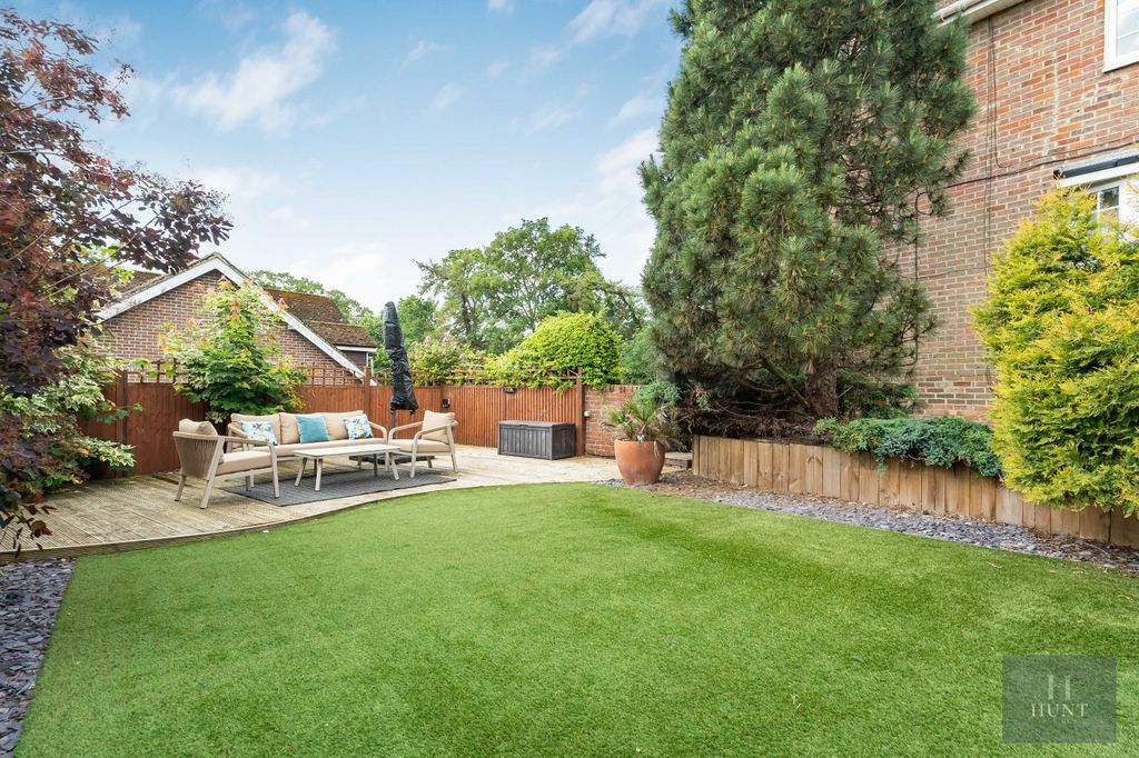 Property photo 3 of 40 Main Garden