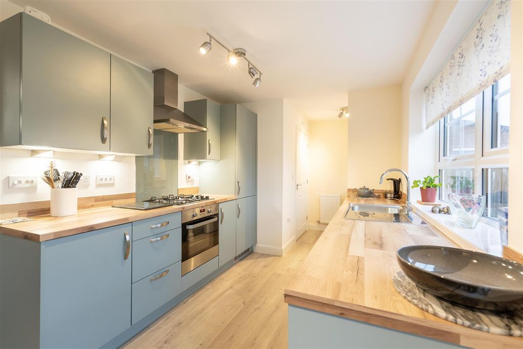 Property photo 3 of 9 Kitchen / Dining Room