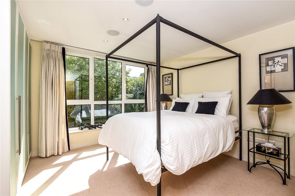 Property photo 3 of 10 Bedroom