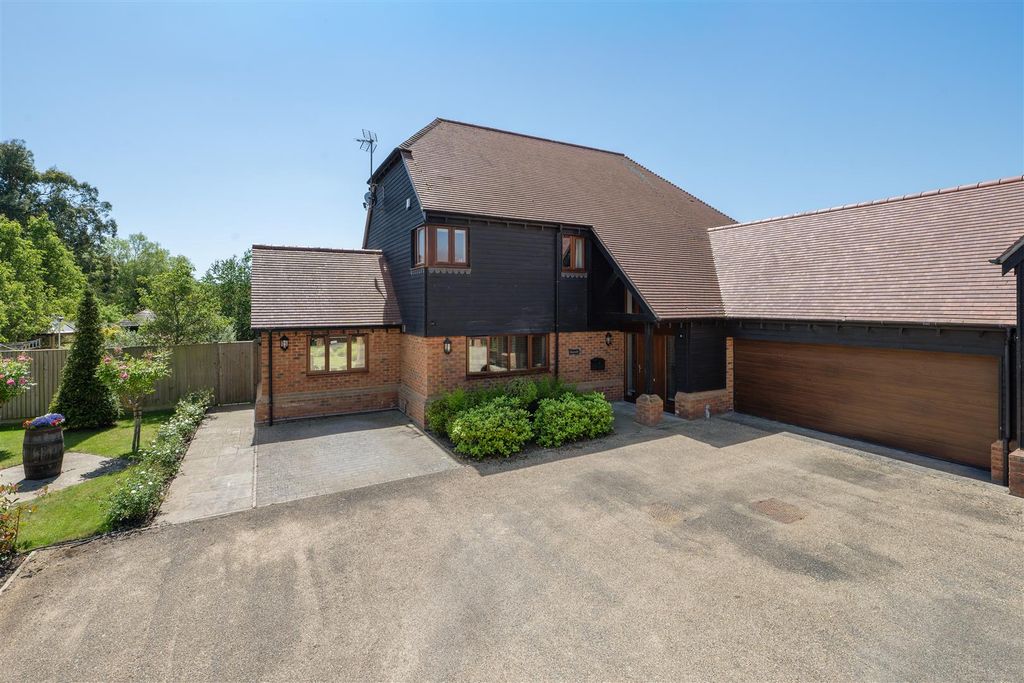 Property photo 1 of 28 Chestfield Farm Court, The Drove, Chestfield, Whit