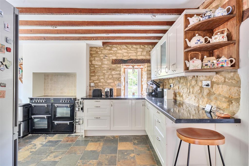 Property photo 3 of 18 Kitchen