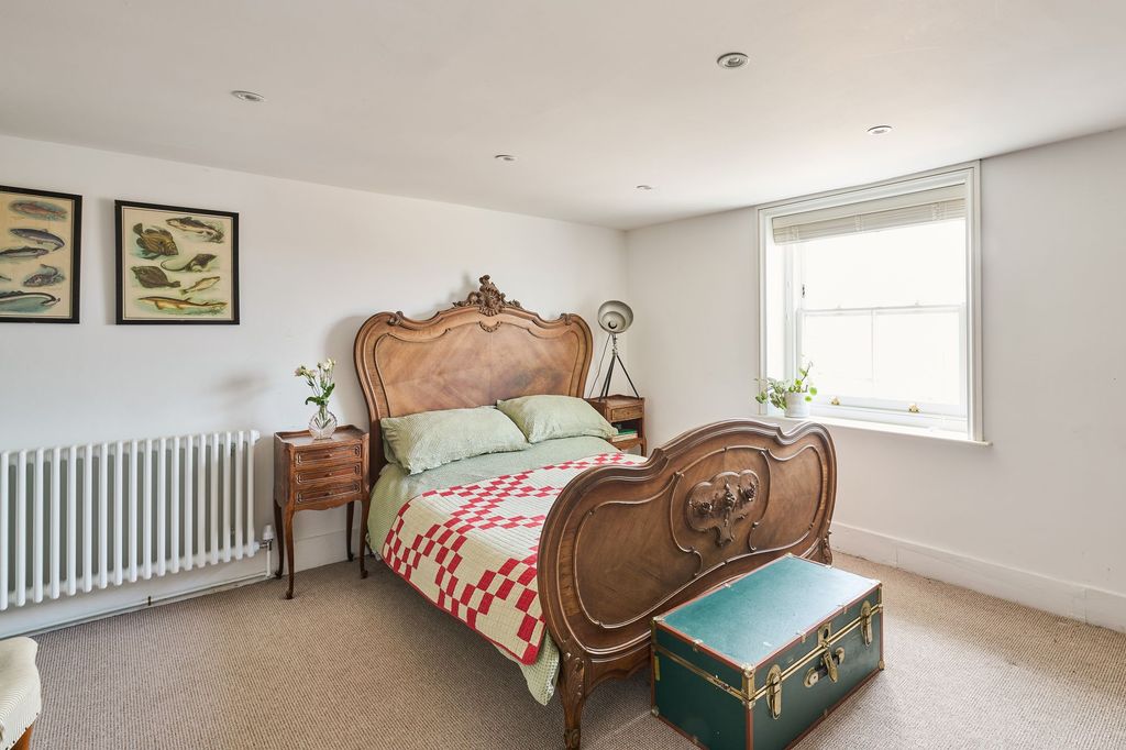 Property photo 2 of 34