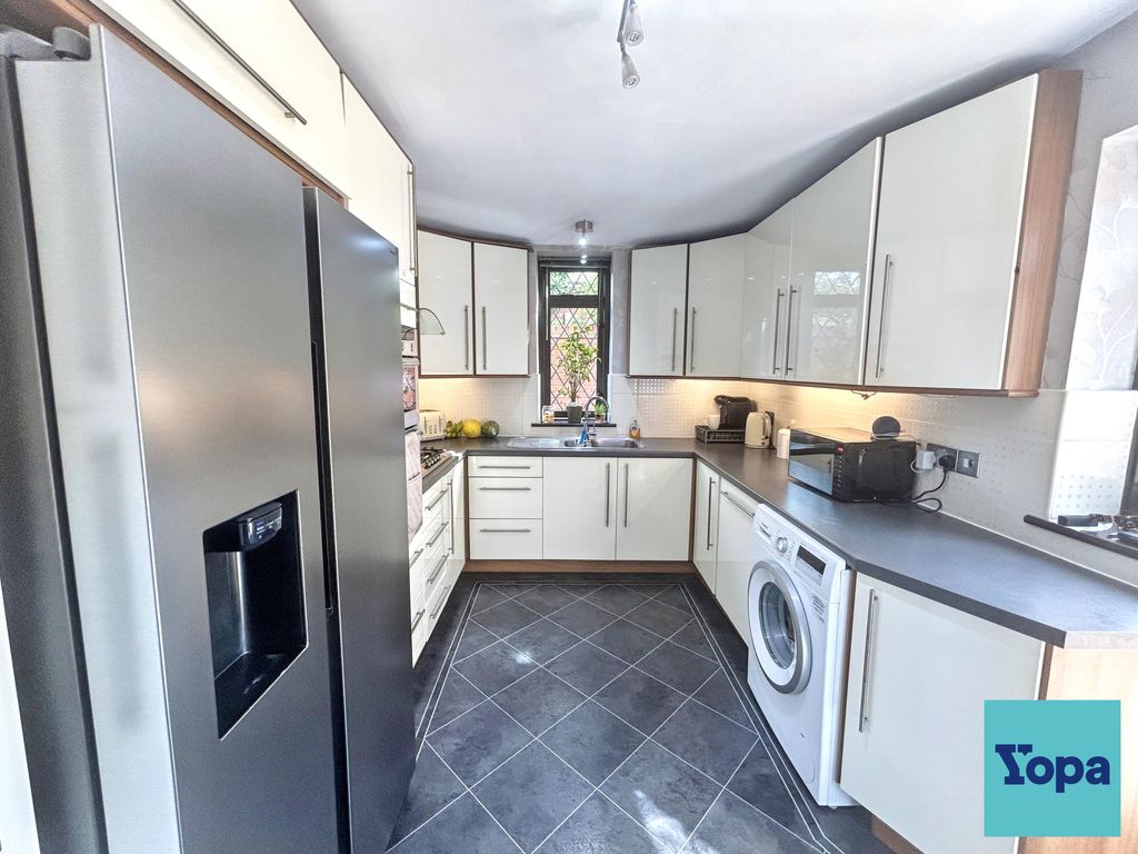 Property photo 2 of 17 Kitchen