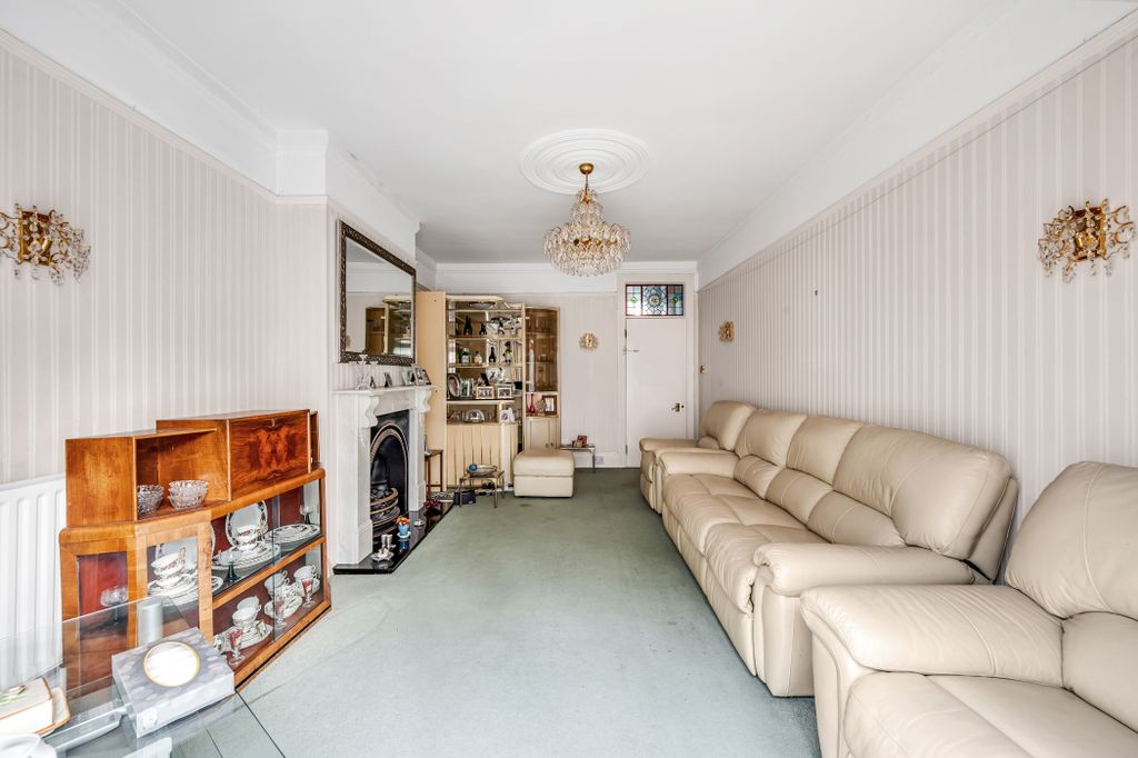 Property photo 3 of 14 Lammas Park Gardens -4