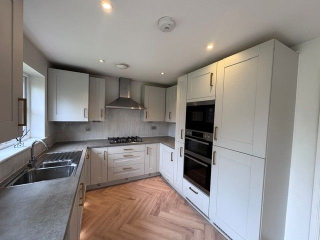 Property photo 3 of 12 Kitchen