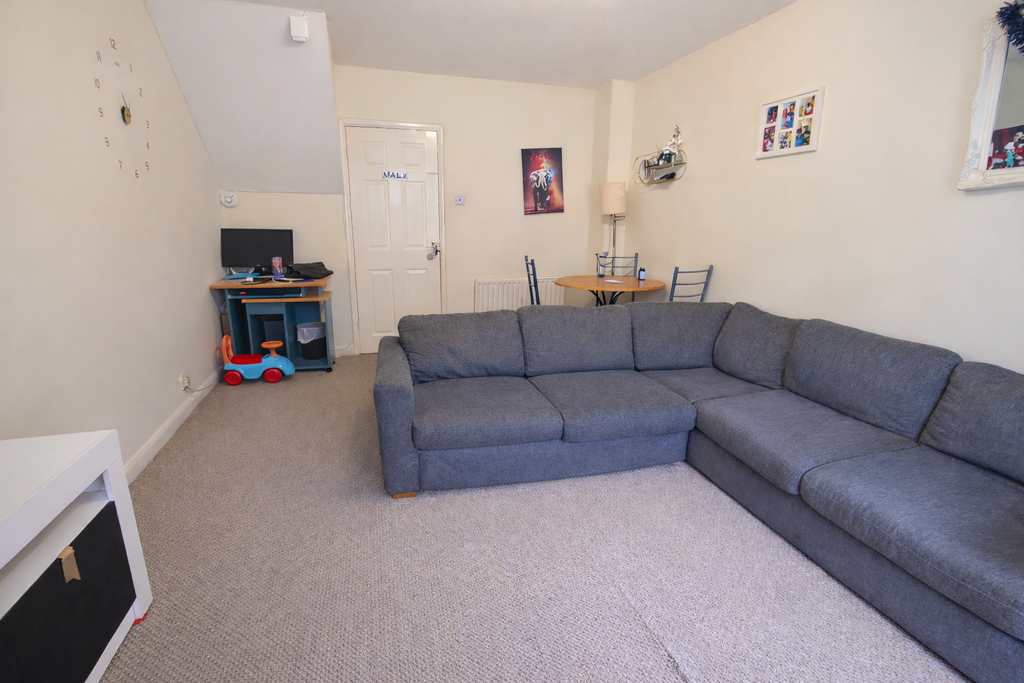 Property photo 3 of 14 Lounge