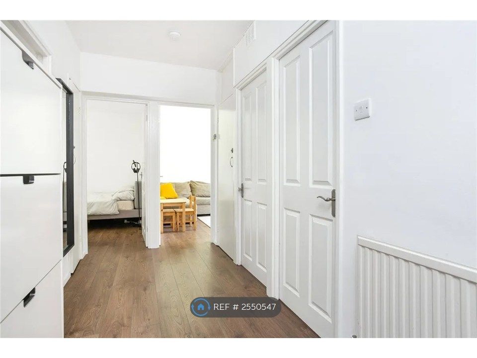 Property photo 1 of 7 Corridor