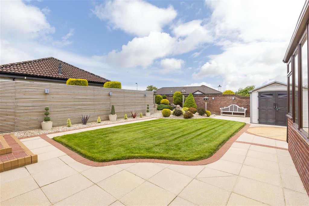 Property photo 2 of 33