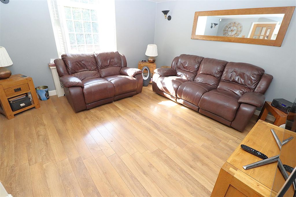 Property photo 2 of 43 Lounge