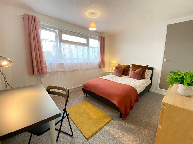 Property photo 1 of 7 This Inviting Double Bedroom Features A Cozy Bed W...
