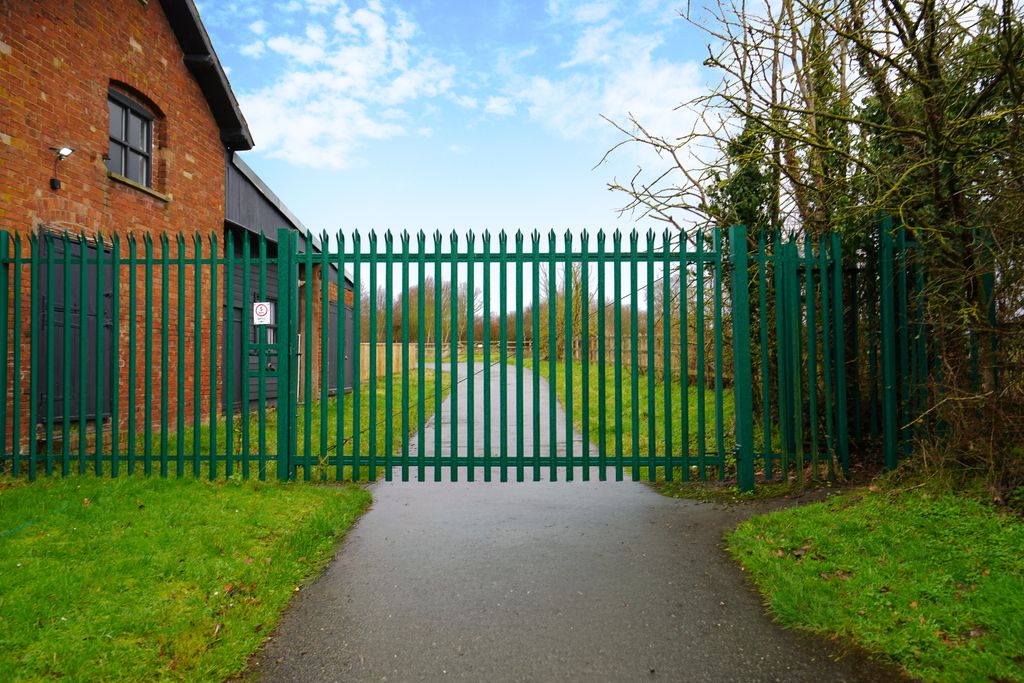 Property photo 3 of 12 Lower Farm Barns-24