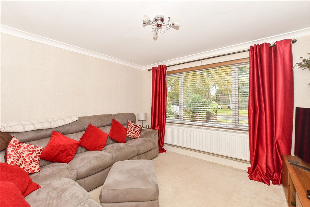 Property photo 1 of 12 Lounge