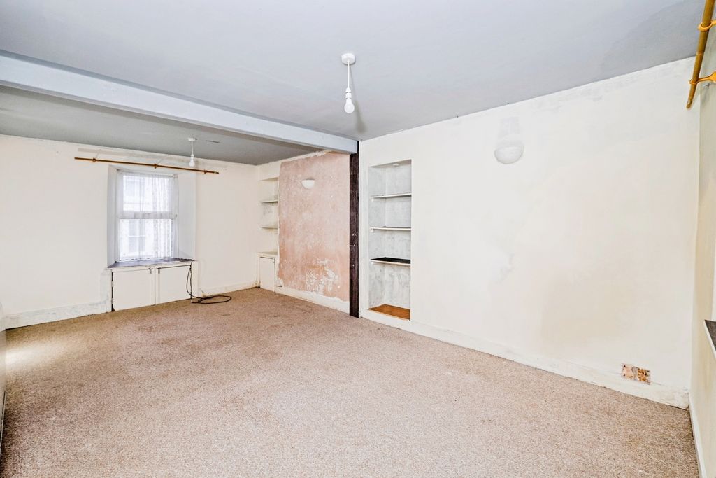 Property photo 2 of 16 Lounge