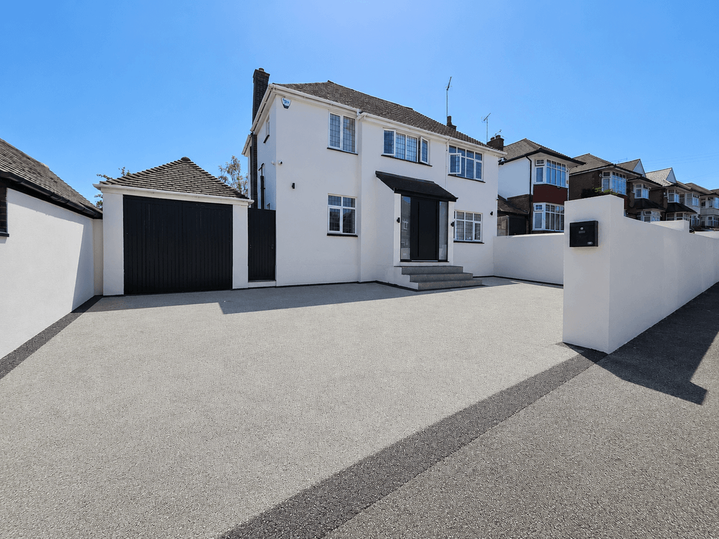 Property photo 1 of 16 Stunning Two Bedroom Detached Family Home
