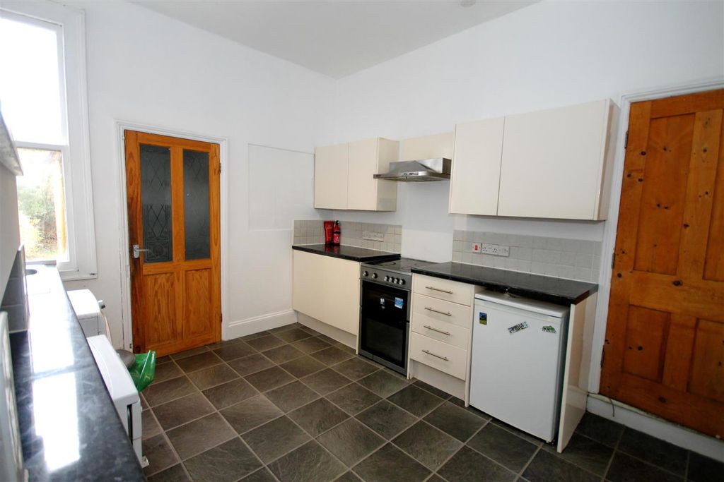 Property photo 3 of 10 Kitchen