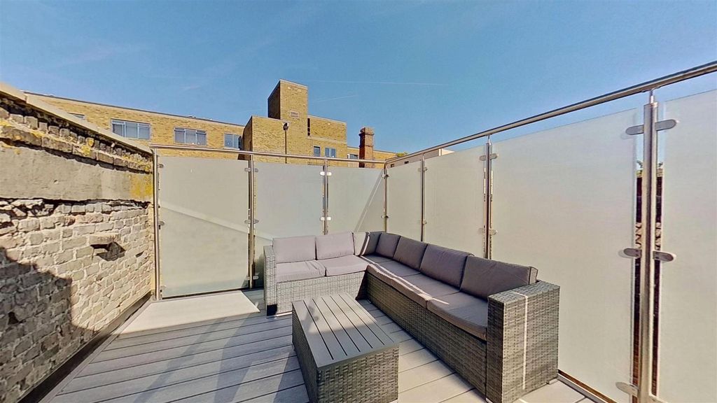 Property photo 2 of 19 Kimber-Road-Earlsfield-Sw18-10052026_181419.Jpg
