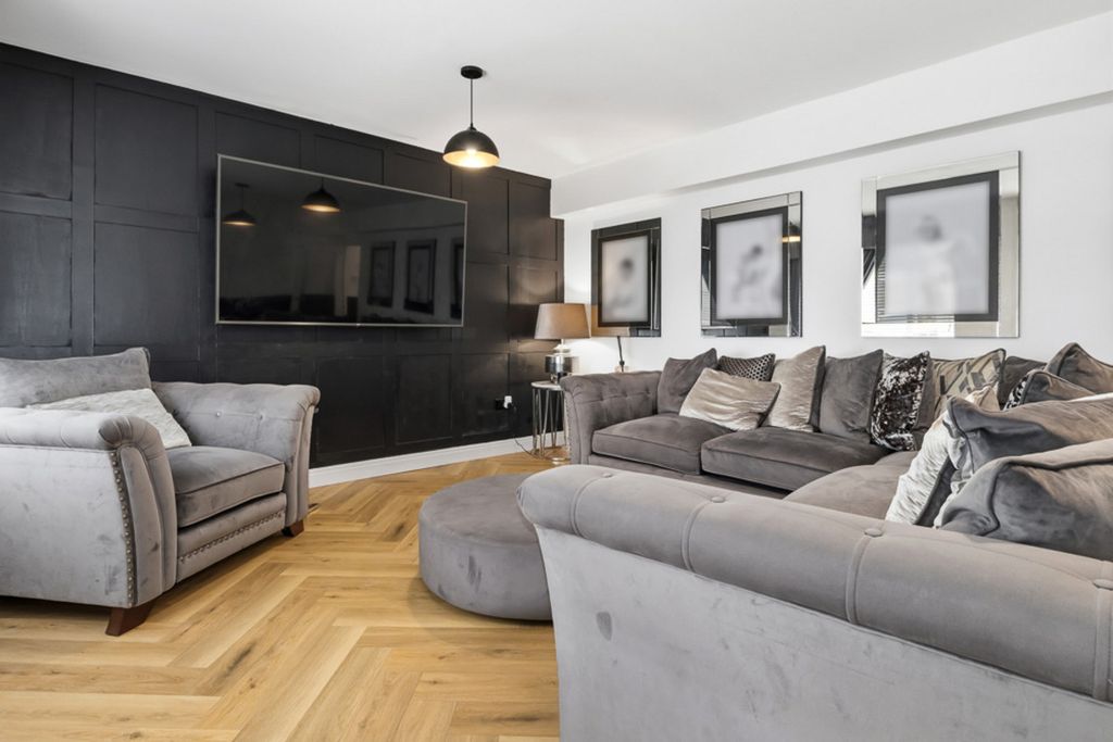 Property photo 2 of 29