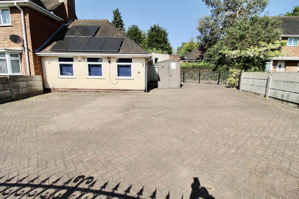 Property photo 1 of 18 Front Garden/Driveway