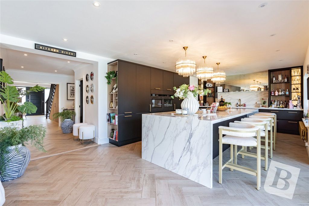 Property photo 2 of 29 Picture No. 87