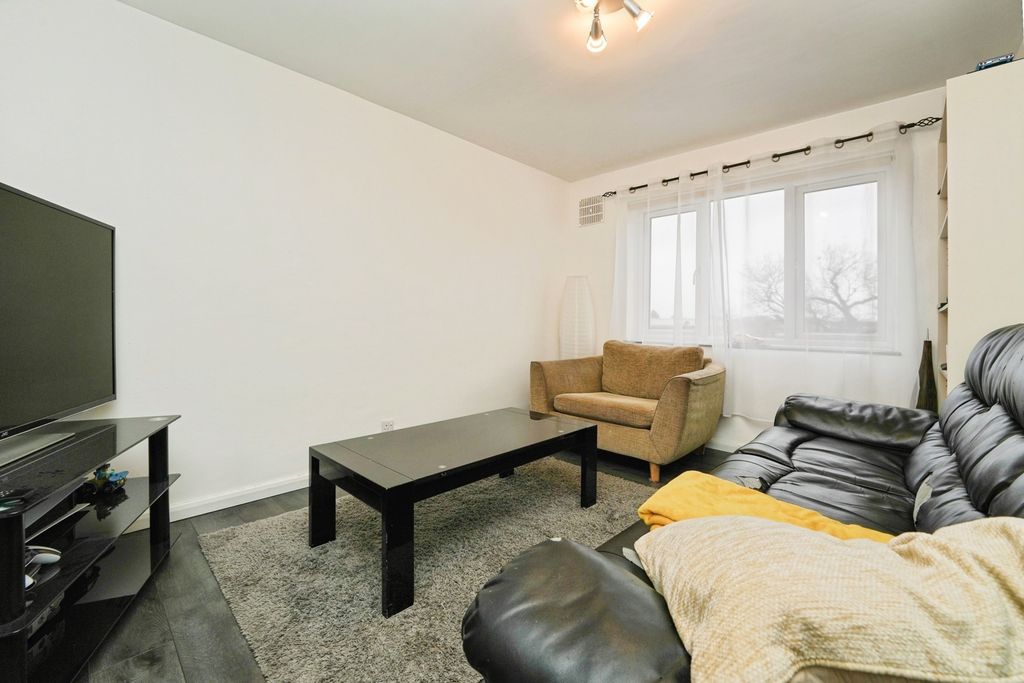 Property photo 3 of 10 Lounge