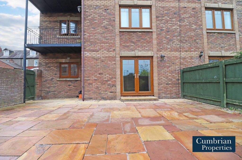 Property photo 2 of 14 Garden/External