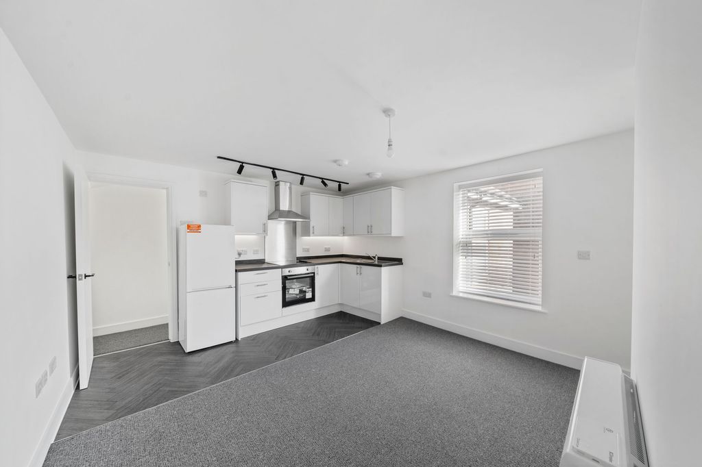 Property photo 2 of 12 Lounge/Kitchen