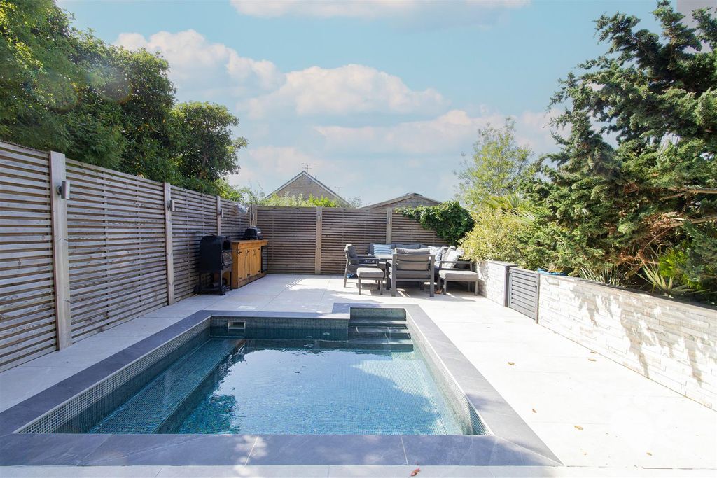Property photo 2 of 31 Swimming Pool