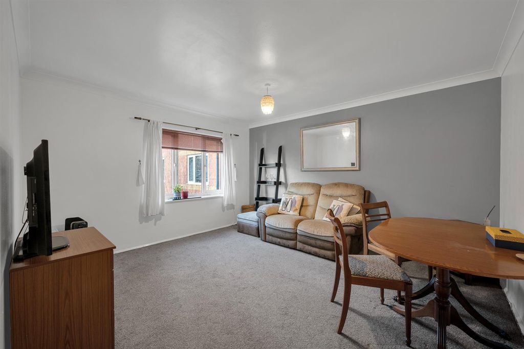 Property photo 2 of 8 Lounge