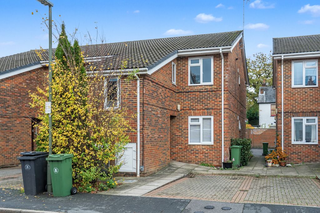 Property photo 1 of 14 12 Bernard Court, Vale Road, Camberley Gu15 3Ay