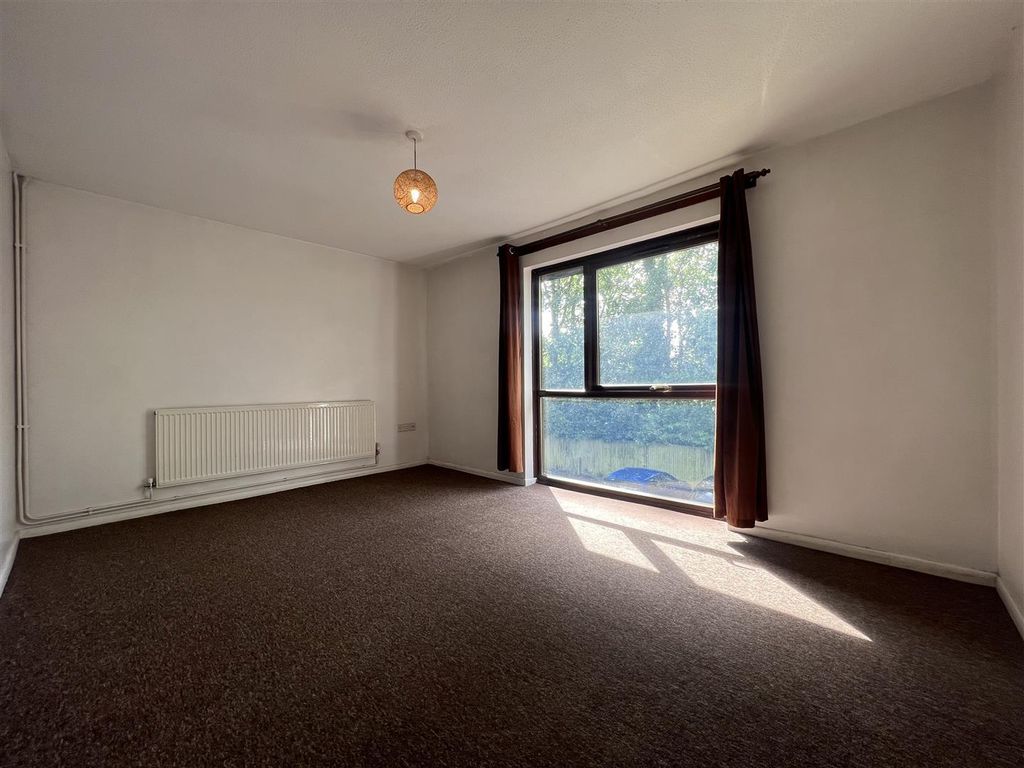 Property photo 2 of 8 Living Area