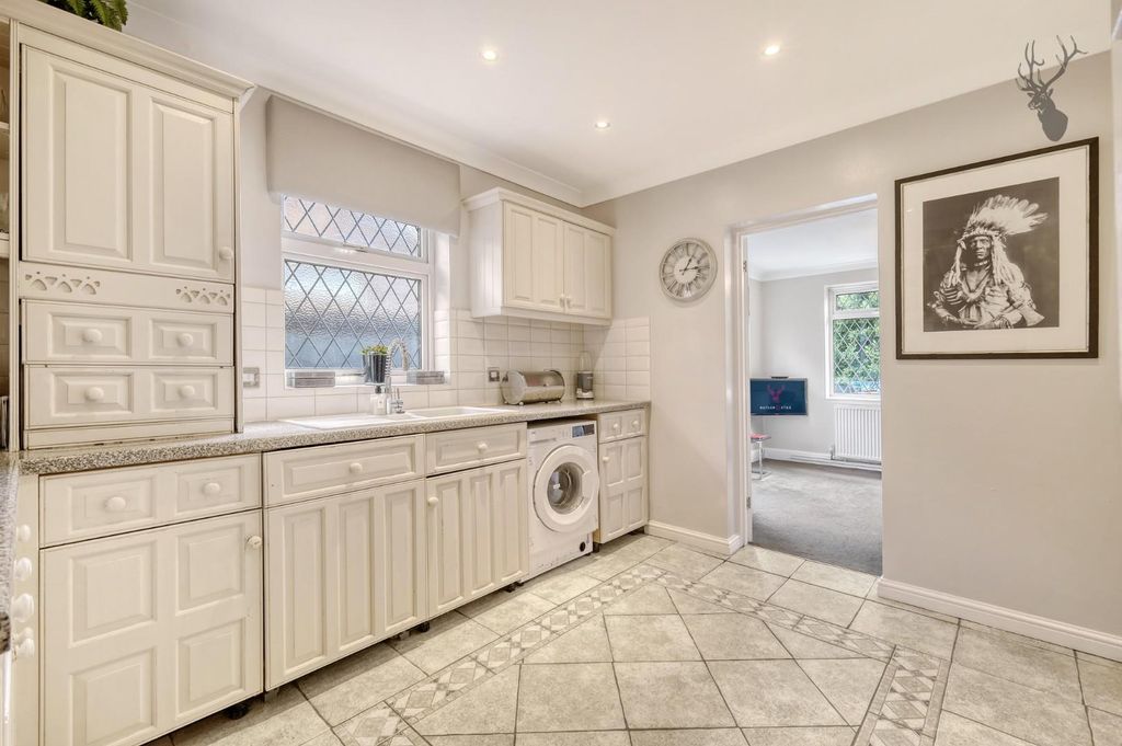 Property photo 3 of 27