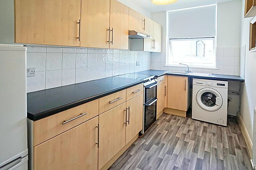 Property photo 3 of 8 Kitchen