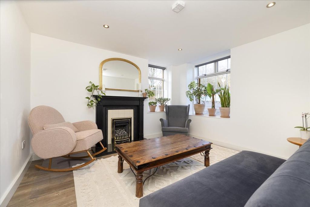 Property photo 2 of 32