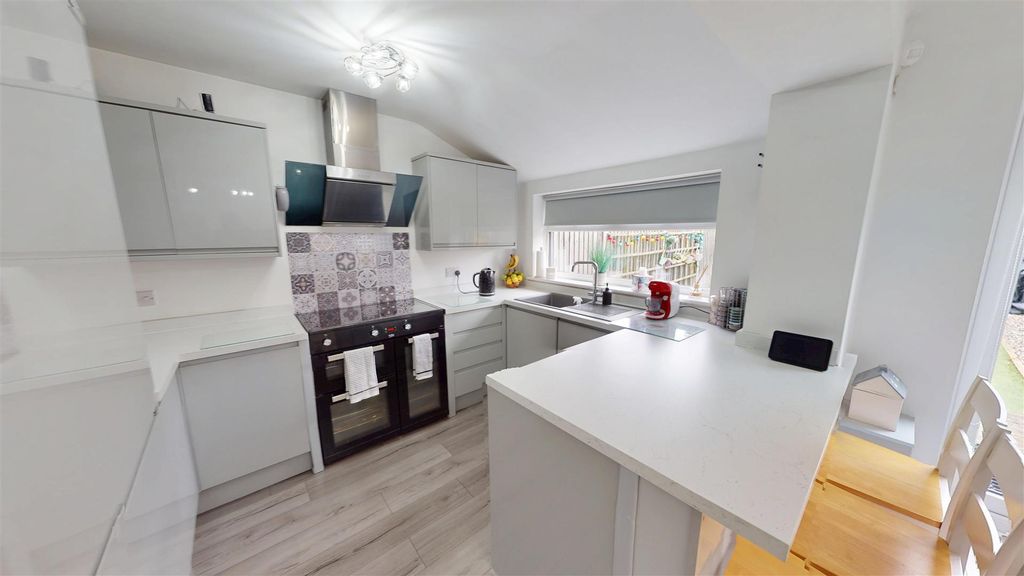 Property photo 3 of 24 Carmelite Crescent Kitchen