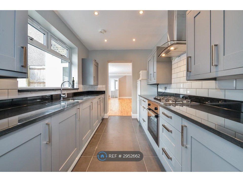Property photo 2 of 8 Kitchen