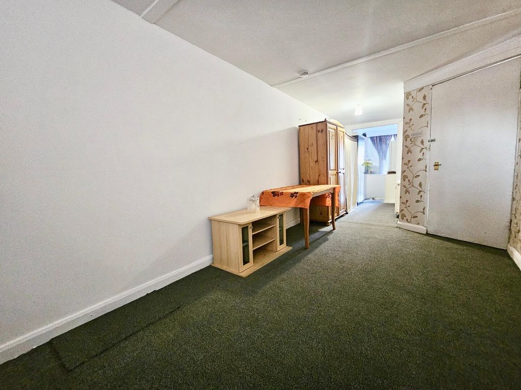 Property photo 1 of 6 Bedroom
