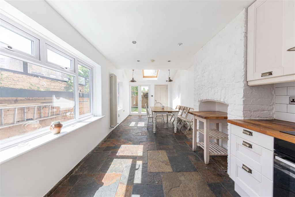 Property photo 3 of 24 Station Road, E7