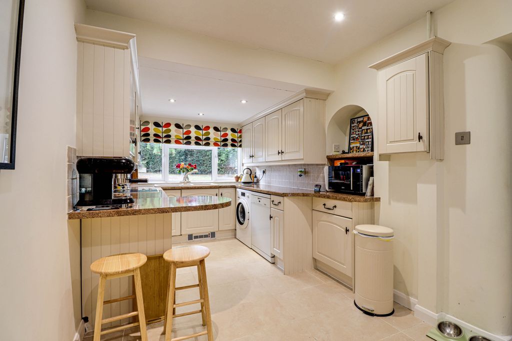 Property photo 3 of 17 Kitchen