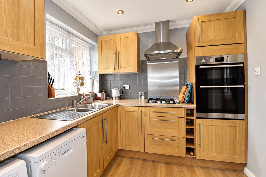 Property photo 3 of 16 Picture No. 12